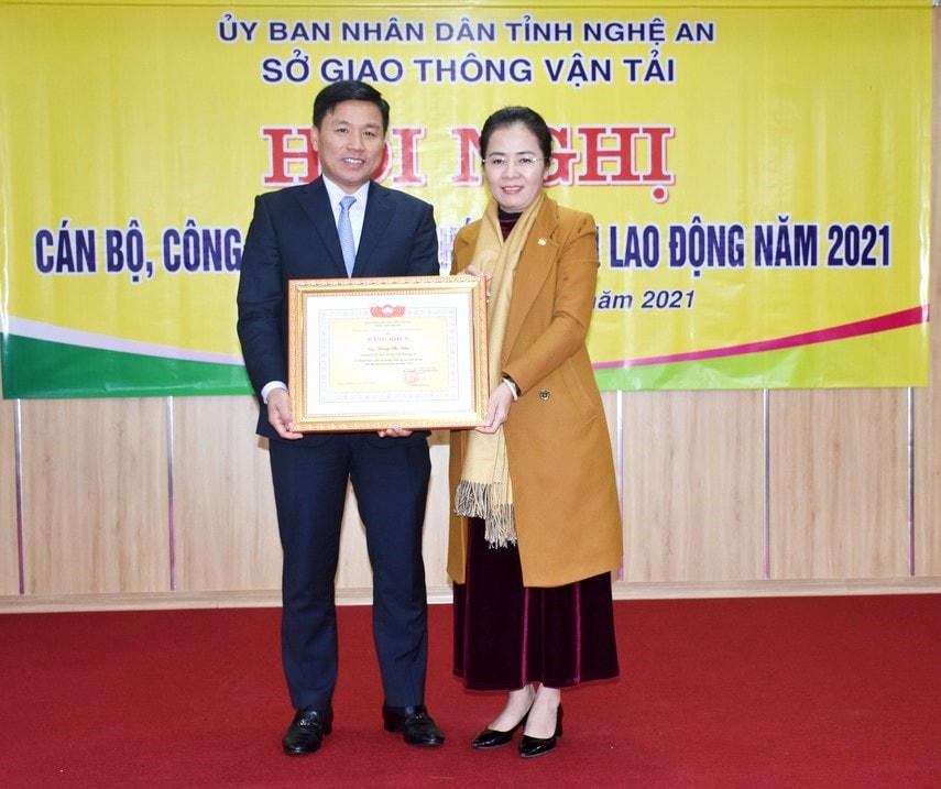 Ông Hoàng Phú Hiền, Giám đốc Sở GTVT tỉnh Nghệ An nhận Bằng khen của Ủy ban MTTQ tỉnh Nghệ An vì có nhiều đóng góp trong hoạt động vì người nghèo.