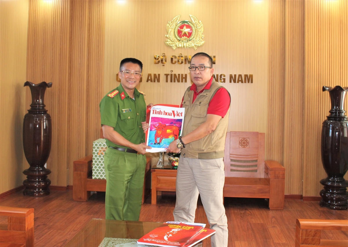 Đại tá Nguyễn Hà Lai (trái) và nhà báo Tấn Thành tại buổi trao tặng báo.