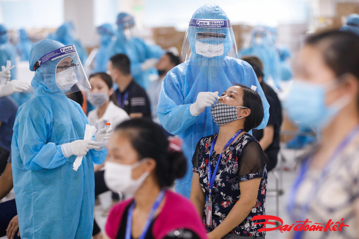 [ẢNH] Xuyên đêm lấy mẫu xét nghiệm Covid-19 cho 10 nghìn công nhân KCN Quang Châu