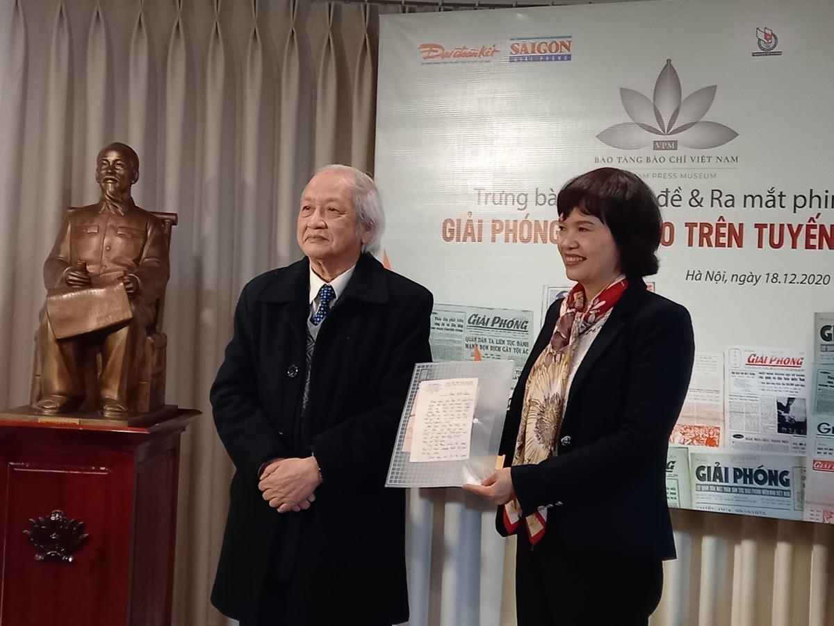 Ông Khúc Hà Linh nhận giấy chứng nhận hiến tặng kỷ vật.