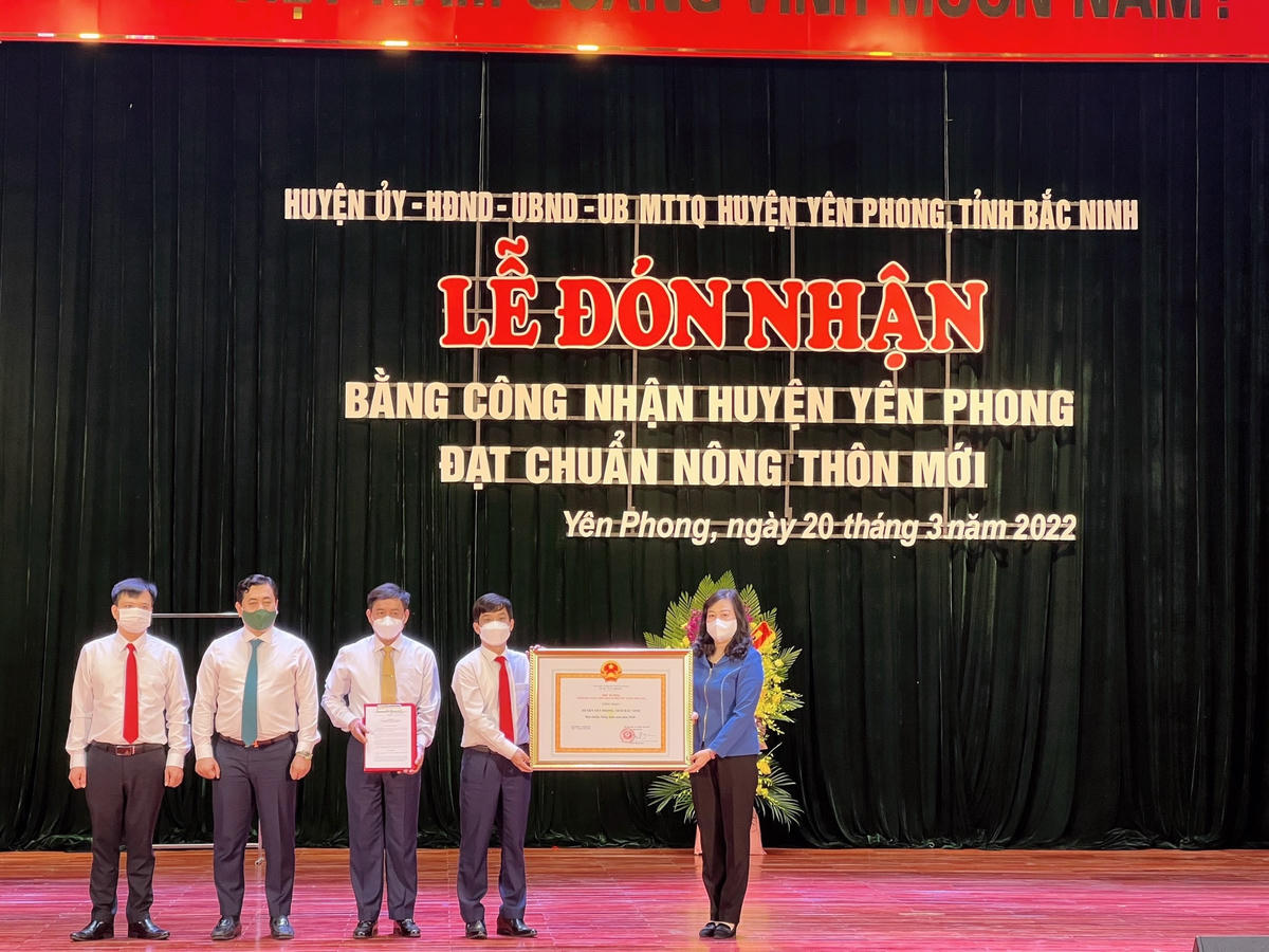 Đồng chí Đào Hồng Lan, Bí thư Tỉnh ủy Bắc Ninh trao Quyết định và Bằng công nhận huyện đạt chuẩn nông thôn mới năm 2020 cho Đảng bộ, chính quyền và nhân dân huyện Yên Phong. Ảnh Đỗ Tươi.