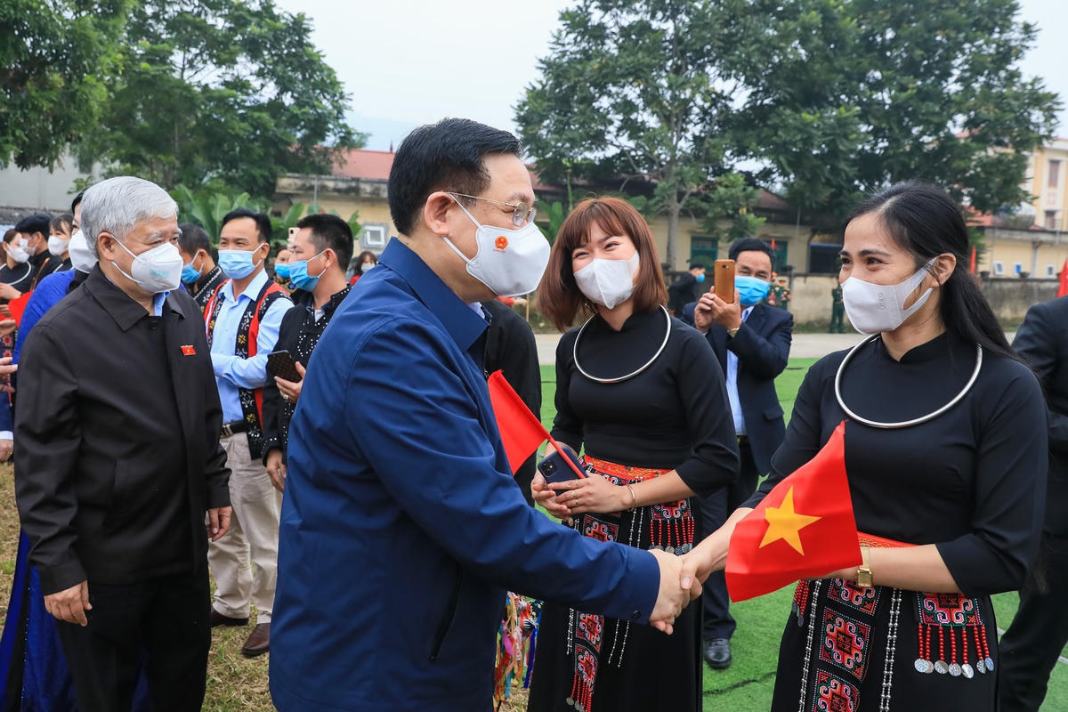 Chủ tịch Quốc hội Vương Đình Huệ, Chủ tịch UBTƯ MTTQ Việt Nam Đỗ Văn Chiến trò chuyện với người dân xã Trung Lương, huyện Định Hóa, tỉnh Thái Nguyên. Ảnh: Quang Vinh.