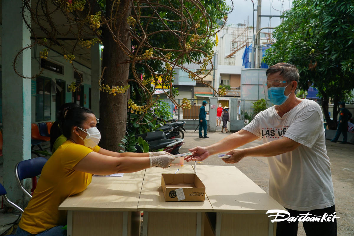 Những gói hỗ trợ thất nghiệp của Thành phố cũng đã đến tay người dân trong nhiều ngày qua. Hiện TPHCM đã triển khai 2 gói, những người dân phân lớn đã nhận được 2 lần hỗ trợ của gói ngày, với số tiền lên đến 3 triệu/2 lần nhận.