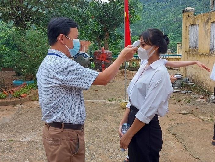 Các thí sinh huyện Nam Trà My đến điểm thi.