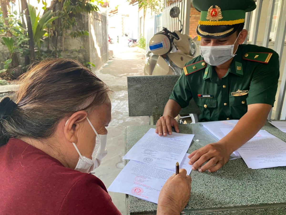 Vận động người dân ký cam kết thực hiện phong trào.