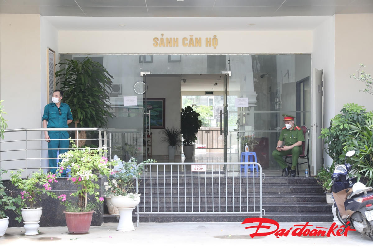 [ẢNH] Cận cảnh biện pháp phòng, dịch tại chung cư có 2 ca dương tính ở Hà Nội