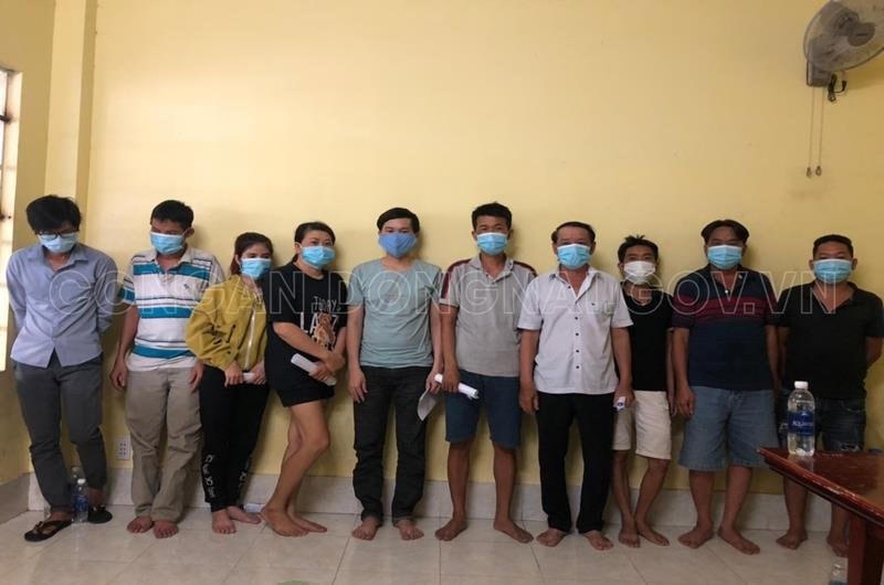 Các đối tượng xóc dĩa ăn tiền bị công an tạm giữ.