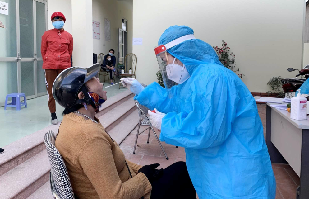 Nhân viên y tế lấy mẫu xét nghiệm F1, F2 ở thị trấn Cái Rồng, Quảng Ninh. Nguồn: Sở TT&TT Quảng Ninh