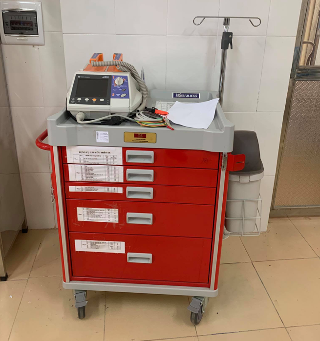 Trang thiết bị và tủ thuốc với đầy đủ cơ số thuốc đã được trang bị tại BV dã chiến Điện Biên Phủ. Nguồn: Ngọc Khanh.