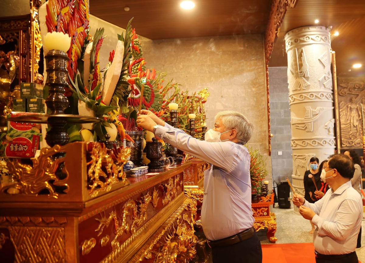 Chủ tịch Đỗ Văn Chiến thắp hương tại đền thờ Vua Hùng ở TP Cần Thơ. 