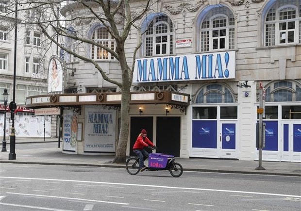 Một nhà hát tại trung tâm thủ đô London, Anh đóng cửa trong bối cảnh các biện pháp hạn chế được áp dụng để phòng dịch Covid-19 ngày 29/12/2020. (Ảnh: THX/TTXVN).
