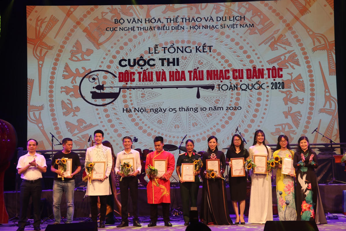 Trao giải.