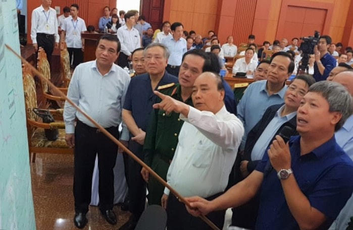 Lãnh đạo tỉnh Quảng Nam báo cáo về công tác tìm kiếm các nạn nhân bị sạt lở vùi lấp với Thủ tướng.
