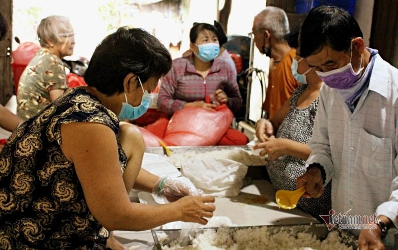 Mỗi ngày, bếp có nhiều người dân địa phương đến góp sức, phụ giúp việc nấu nướng, chế biến thức ăn.