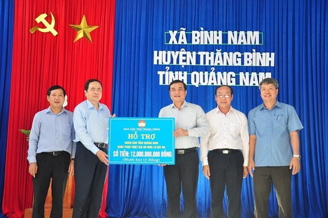 Chủ tịch UBTƯ MTTQ Việt Nam Trần Thanh Mẫn phân bổ hỗ trợ tới nhân dân tỉnh Quảng Nam.  