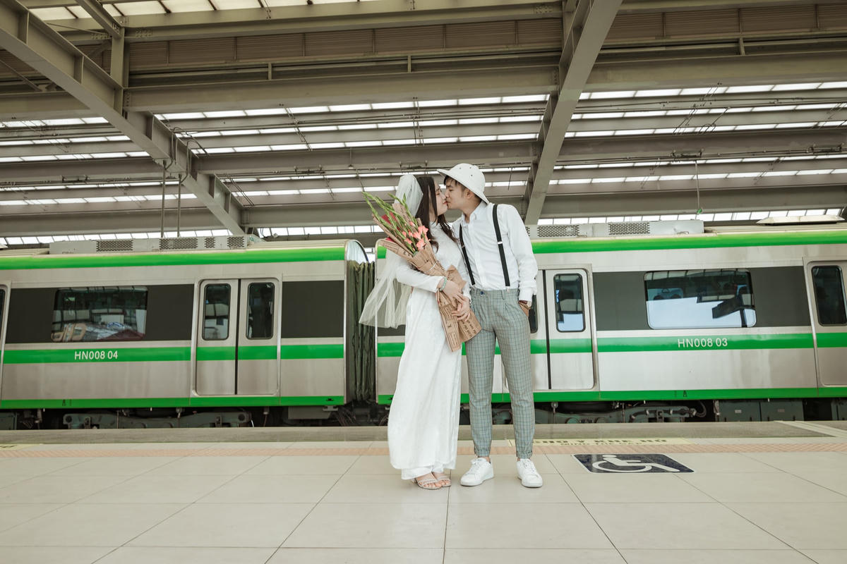 Nhân thời khắc lịch sử, Thiên Giang và Trung Anh quyết định chụp bộ ảnh lưu lại kỷ niệm. Ảnh: NVCC.
