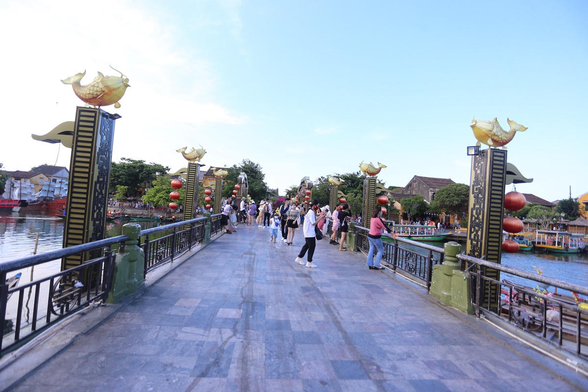Du khách đi bộ trên cầu An Hội, TP Hội An.