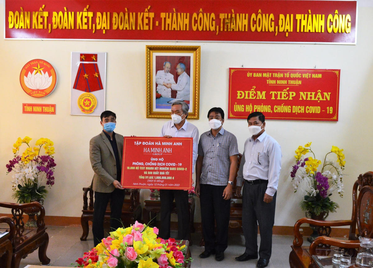 Công ty TNHH Đầu Tư & Phát Triển Hà Minh Anh ủng hộ 10.000 bộ test nhanh xét nghiệm SARS-CoV-2 cho Mặt trân tỉnh Ninh Thuận.