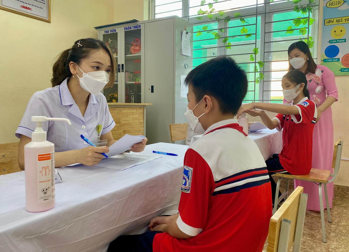 Quảng Ninh sẽ triển khai tiêm vaccine đối với học sinh lớp 6 trước, sau đó hạ thấp dần độ tuổi theo hình thức cuốn chiếu, từ địa bàn thuận lợi tới khó khăn.
