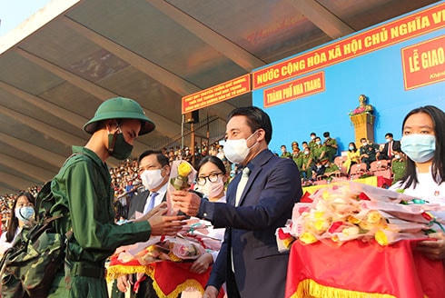 Ông Nguyễn Khắc Toàn, Phó Bí thư Thường trực Tỉnh ủy Khánh Hòa, tặng hoa động viên các thanh niên TP.Nha Trang lên đường nhập ngũ. 