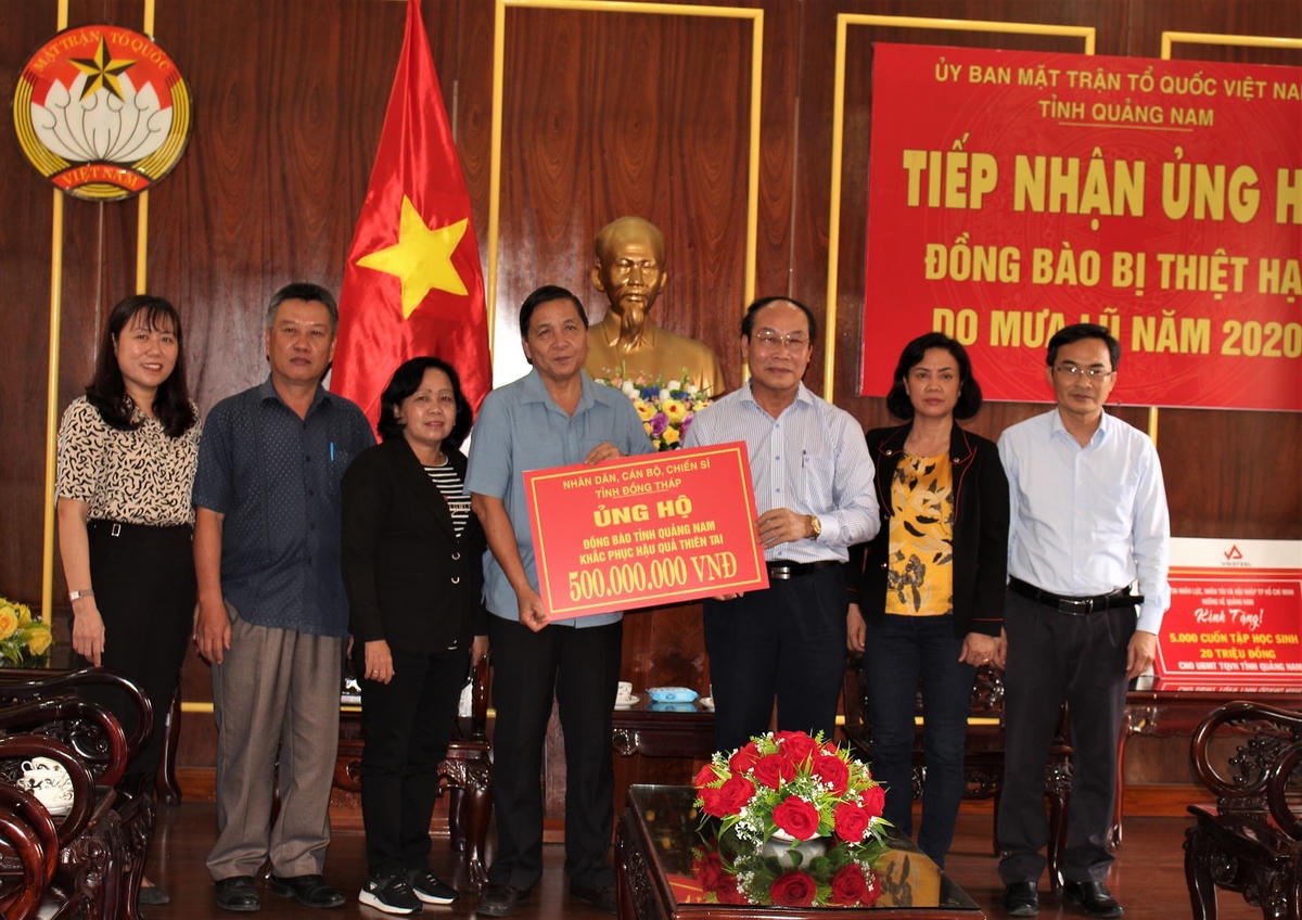 Mặt trận tỉnh Quảng Nam tiếp nhận 500 triệu đồng ủng hộ khắc phục thiên tai.