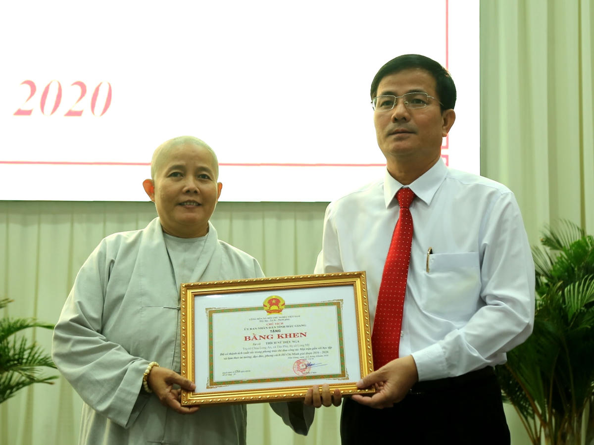 Ông Trần Văn Huyến Phó Bí thư Tỉnh ủy, Chủ tịch HĐND tỉnh trao Bằng khen cho các cá nhân.