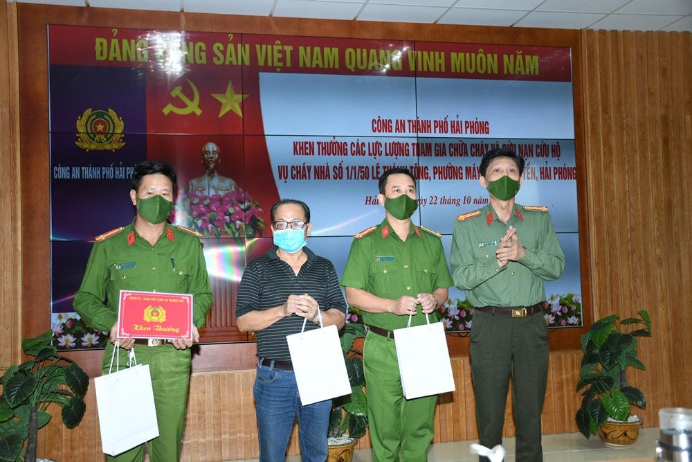 Công an TP Hải Phòng khen thưởng người dân, lực lượng PCCC và cứu nạn cứu hộ.
