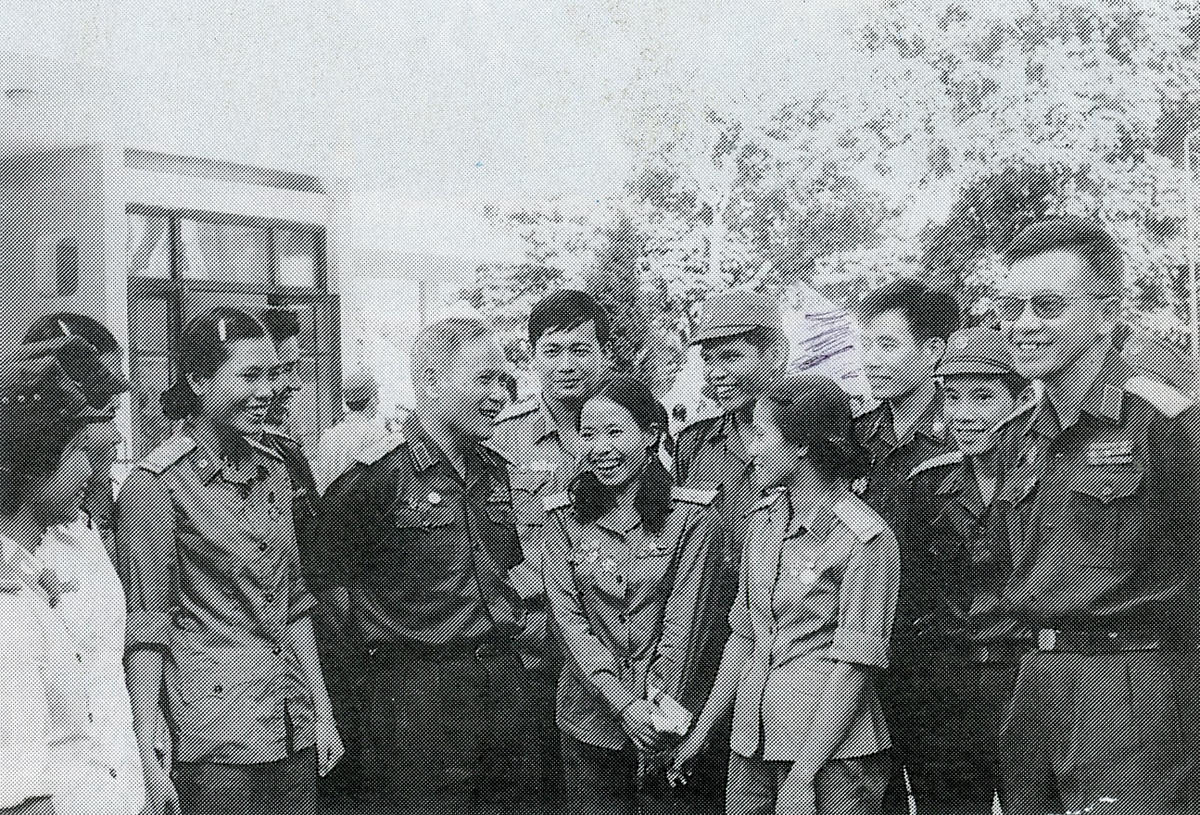 Đại tướng Chu Huy Mân (thứ 3 từ trái sang) thăm cán bộ, chiến sĩ Binh đoàn Tây Nguyên. Người ngoài cùng bên phải là Thượng tướng Đặng Vũ Hiệp (tháng 3/1976).