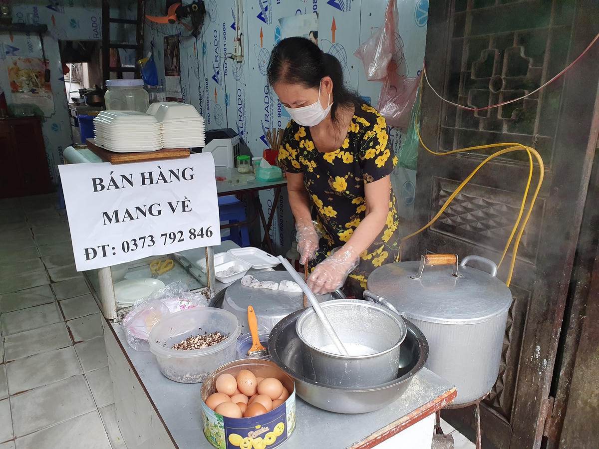 Vì vừa mở cửa chưa kịp chuẩn bị nhiều nên sáng nay bà Hoa chỉ bán bánh cuốn kèm trứng hoặc chả lụa nếu khách yêu cầu, ngoài ra không có chả nướng như mọi khi.