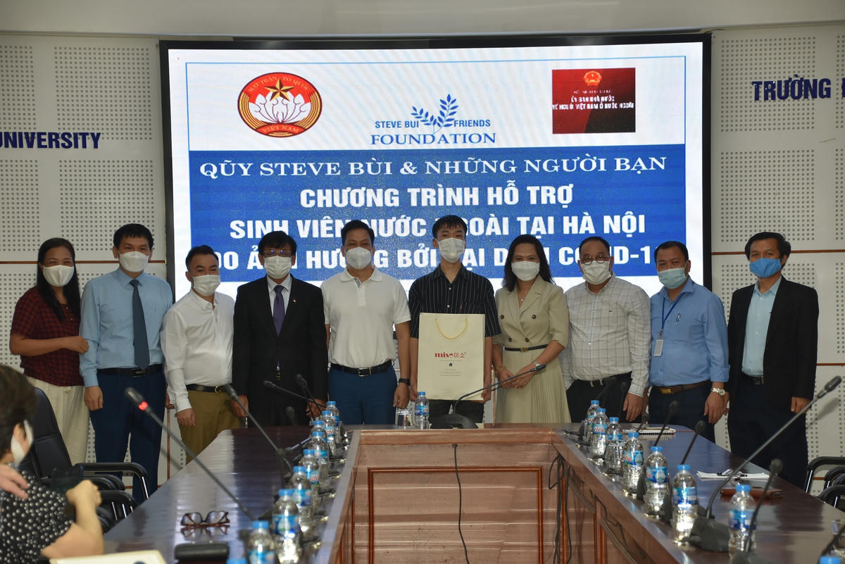 Trao hỗ trợ cho các lưu học sinh tại Trường Đại học Kiến trúc.