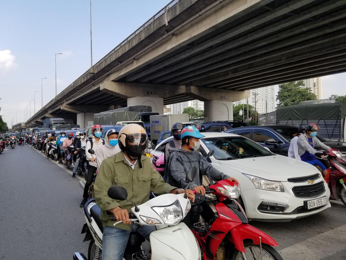 Đến khoảng 15h30, các phương tiện đổ về thủ đô đông hơn.