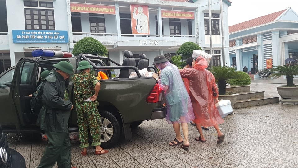 Thêm các đội cứu hộ chuẩn bị được tăng cường tới hiện trường.