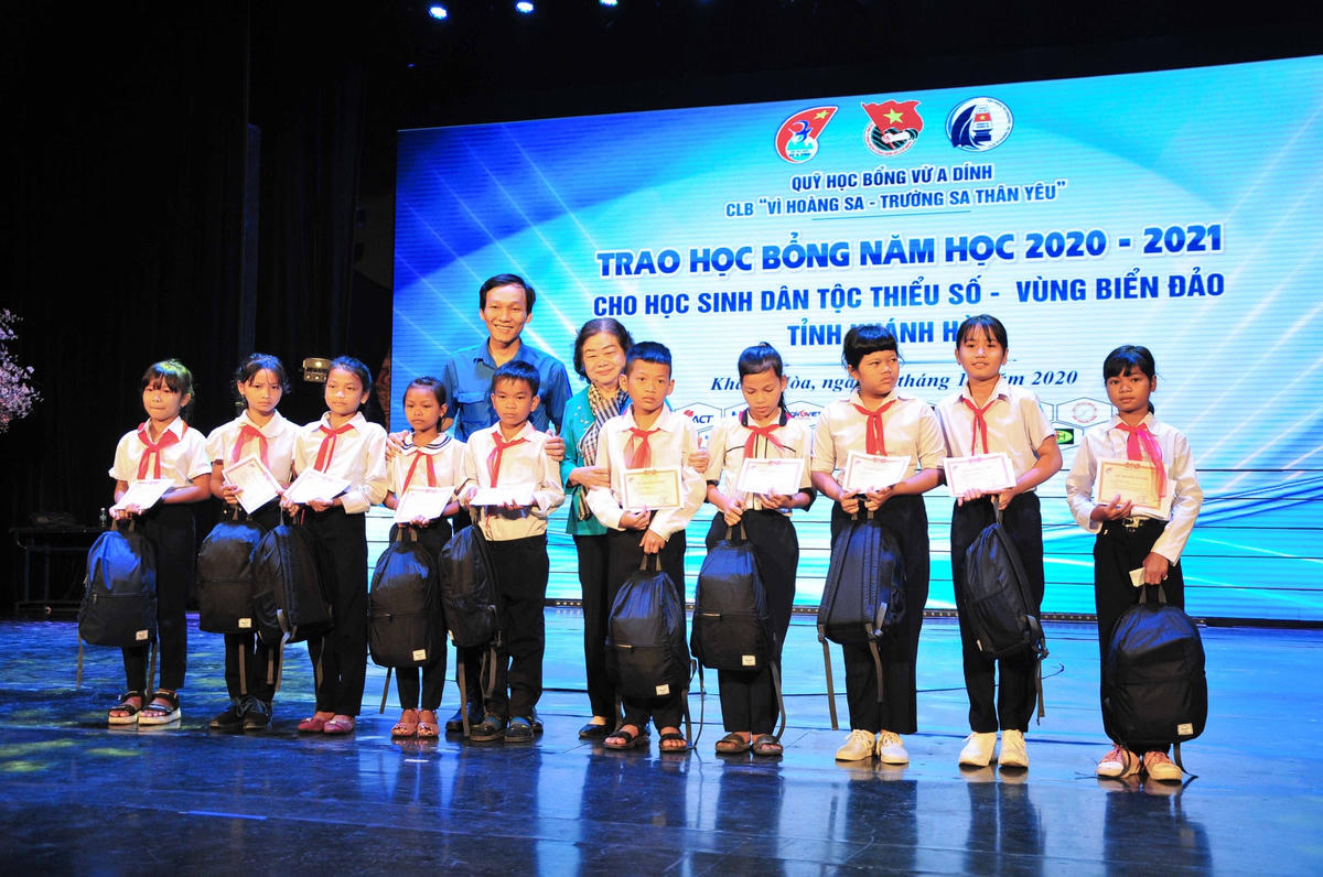 Bà Trương Mỹ Hoa, Chủ tịch Quỹ học bổng Vừ A Dính cùng lãnh đạo tỉnh Khánh Hòa, trao học bổng năm học 2020-2021, cho các em tại Khánh Hòa.