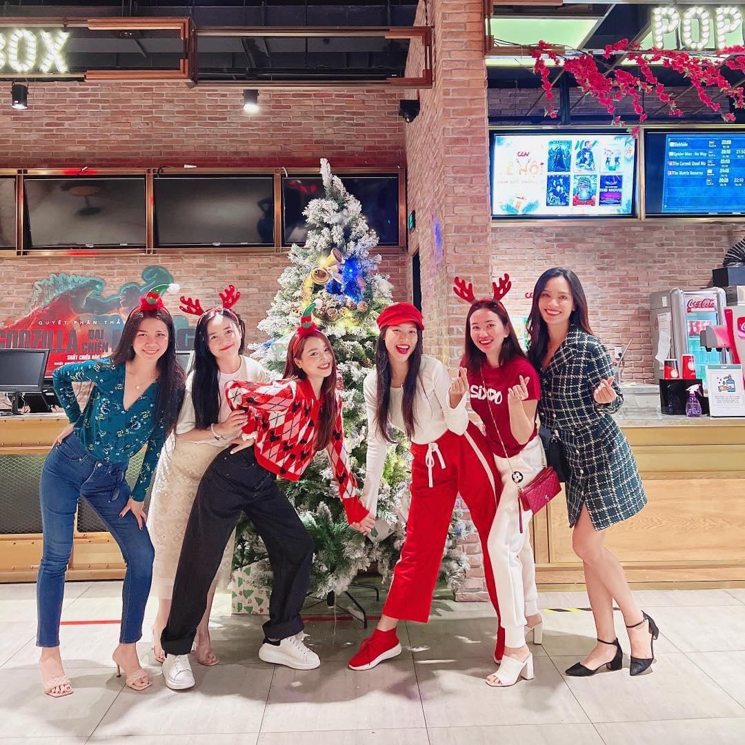 Ái Phương, Nhã Phương, Hoàng Oanh cùng hội bạn thân rủ nhau đi xem phim Người nhện dịp cuối năm.