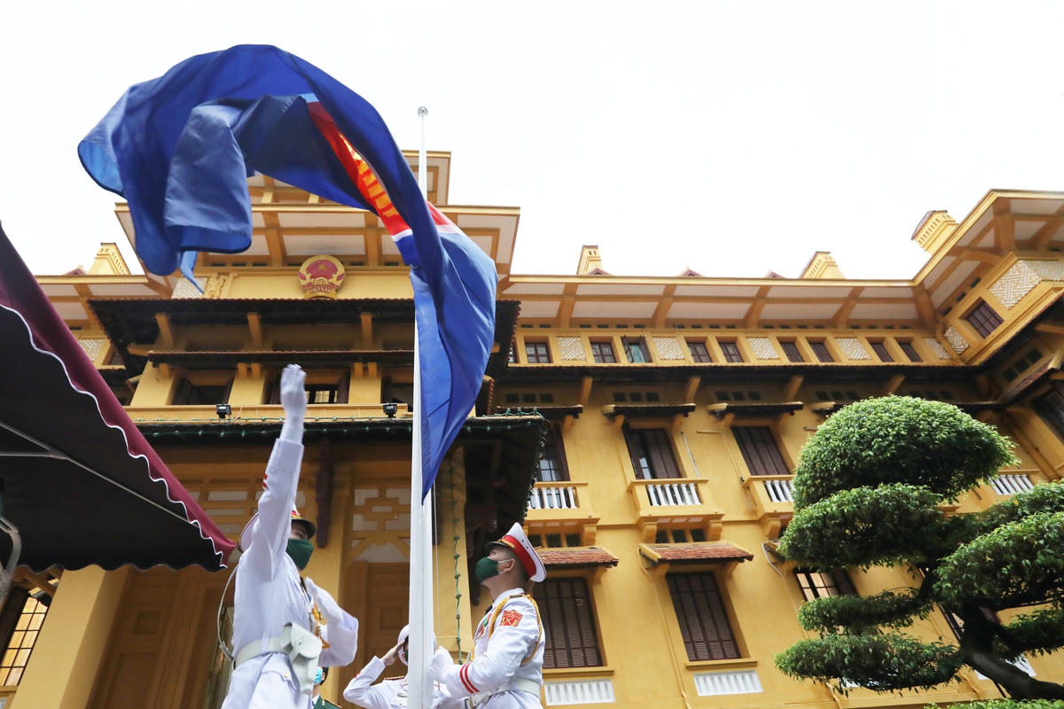 Lễ thượng cờ ASEAN trong Ngày ASEAN 2020 tại Hà Nội. Ảnh: Quang Vinh.