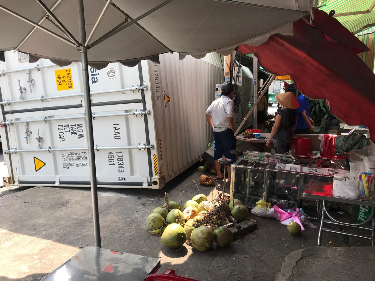 Thùng xe container "bay" lên vỉa hè nhiều người thoát chết trong gang tấc. Ảnh: Trung Lĩnh.