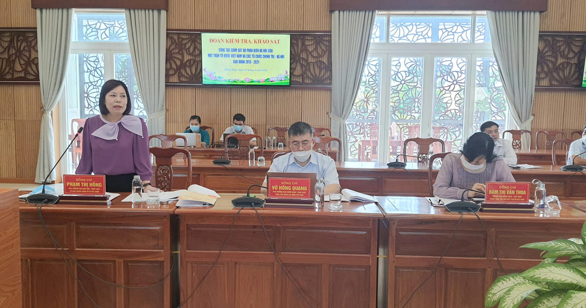Thành viên trong Đoàn kiểm tra, khảo sát của Ban Thường trực UBTƯ MTTQ Việt Nam phát biểu tại buổi làm việc tại tỉnh Đồng Tháp.