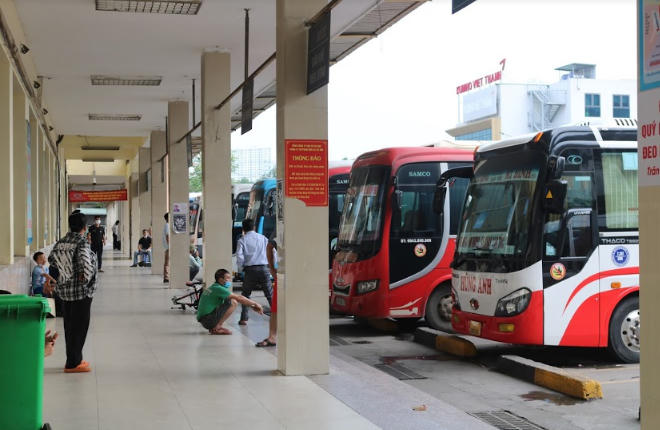 Hình ảnh hành lang vắng vẻ, chủ yếu là các chủ nhà xe ngồi chờ khách.
