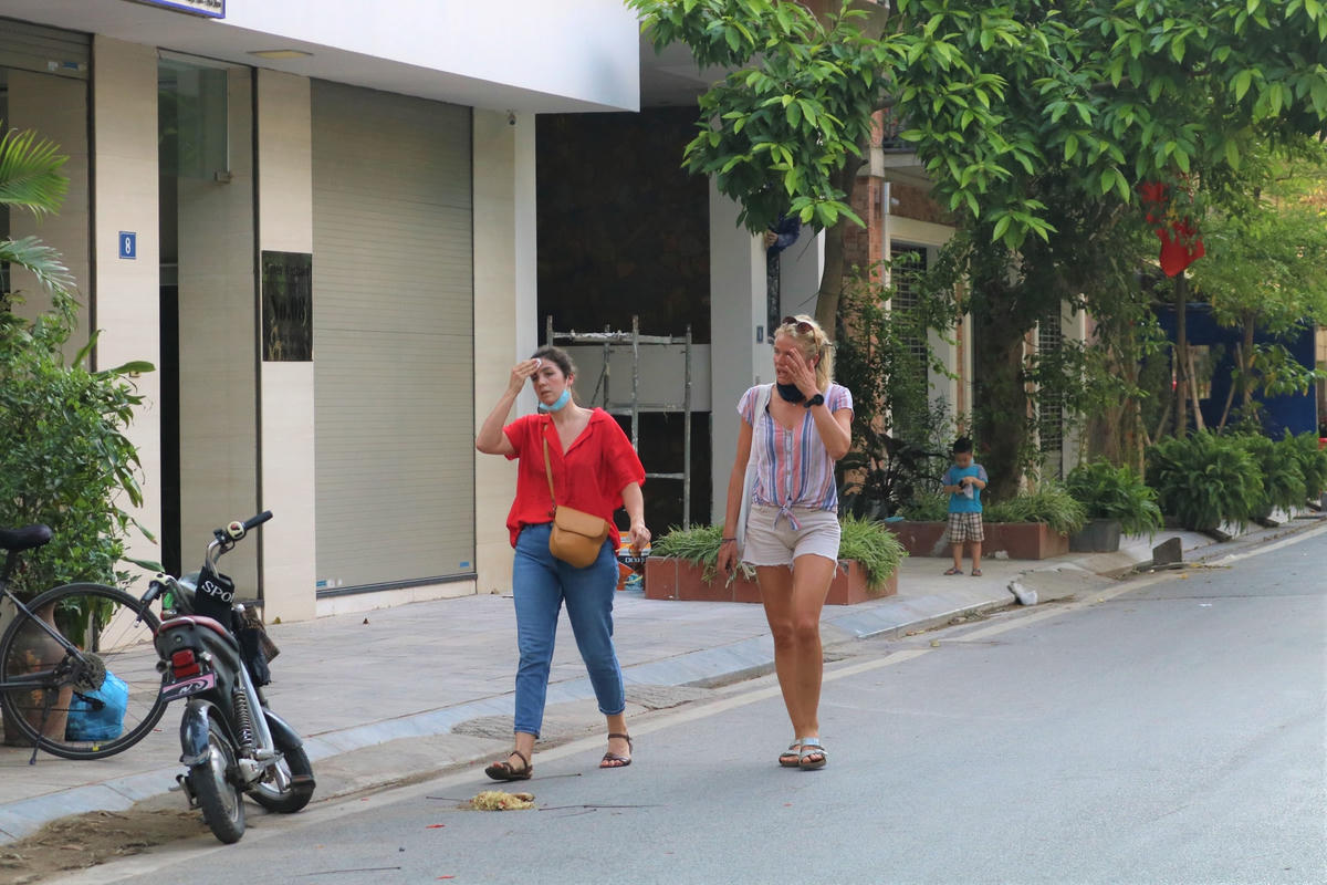 [ẢNH] Hà Nội: Người dân vẫn ‘vô tư’ tập thể dục, chụp ảnh không đeo khẩu trang ở Hồ Tây