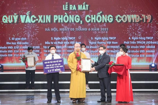 Hòa thượng Thích Thanh Nhiễu, Phó Chủ tịch Thường trực Hội đồng Trị sự Giáo hội Phật giáo Việt Nam trao tiền ủng hộ cho Quỹ vaccine phòng, chống Covid-19.