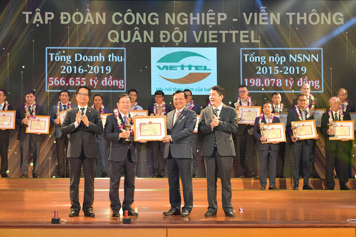 Chủ tịch Lê Đăng Dũng nhận Bằng khen tại buổi Lễ.