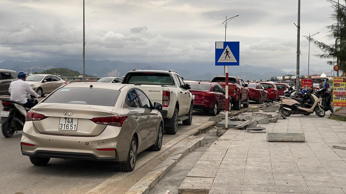 Khu vực đường vòng rất nguy hiểm nhưng không có biển cấm đỗ nên đã trở thành điểm đỗ xe cho các quán nhậu trong khu vực gây nguy hiểm cho người tham gia giao thông.