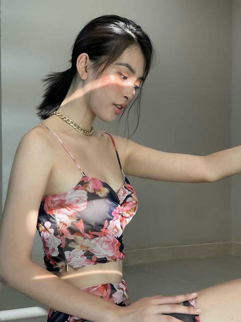 Trần Tiểu Vy sexy với set váy hoa kết hợp áo hai dây và chân váy ngắn.