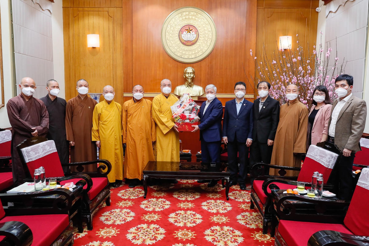 Chủ tịch Đỗ Văn Chiến chụp ảnh lưu niệm với Đoàn đại biểu Trung ương Giáo hội Phật giáo Việt Nam.