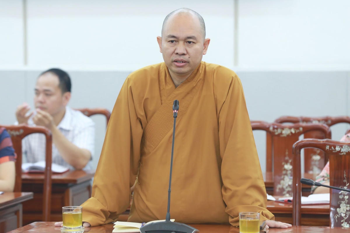 Thượng tọa Thích Đức Thiện phát biểu tại hội nghị. Ảnh: Quang Vinh.