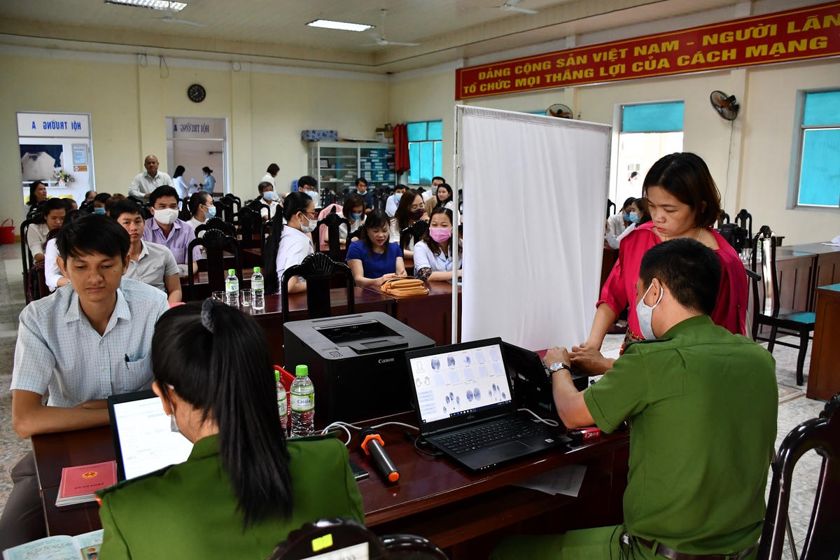 Rất đông người dân ở Quảng Nam đi làm thẻ CCCD.