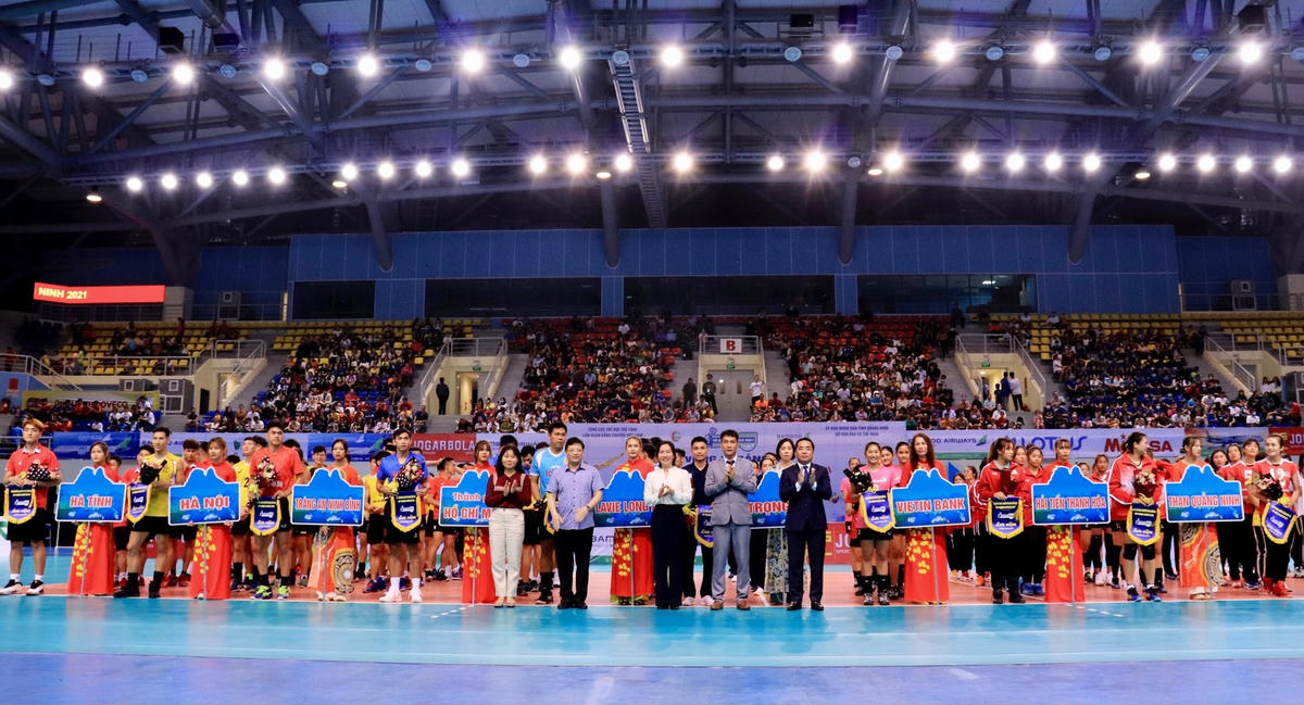 Lãnh đạo tỉnh Quảng Ninh, nhà tài trợ, Liên đoàn bóng chuyền tặng hoa và lưu niệm cho các đội tham dự.