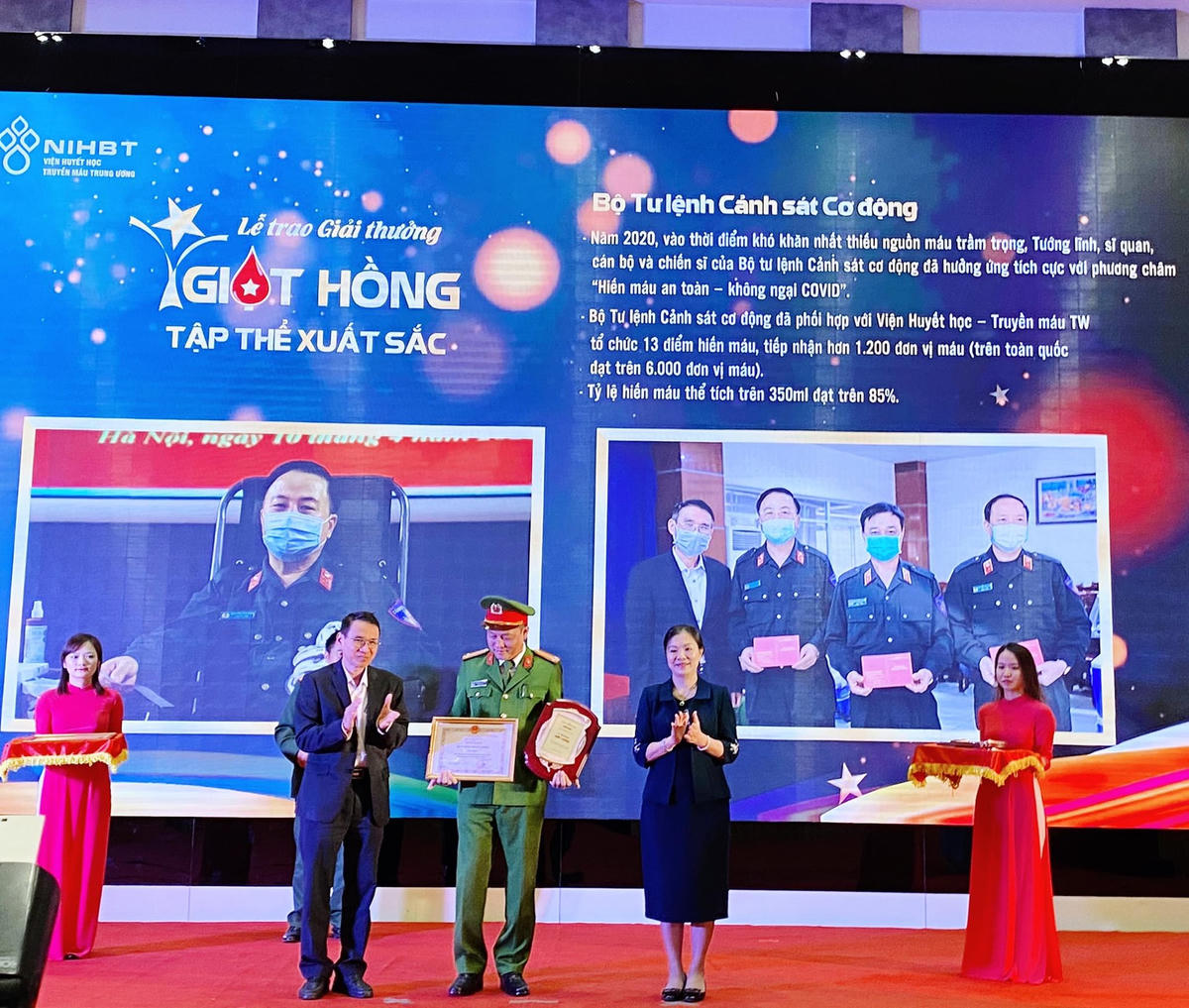 Bà Trương Thị Ngọc Ánh trao giải thưởng cho Bộ Tư lệnh Cảnh sát Cơ động. Ảnh: Đức TrânTrân