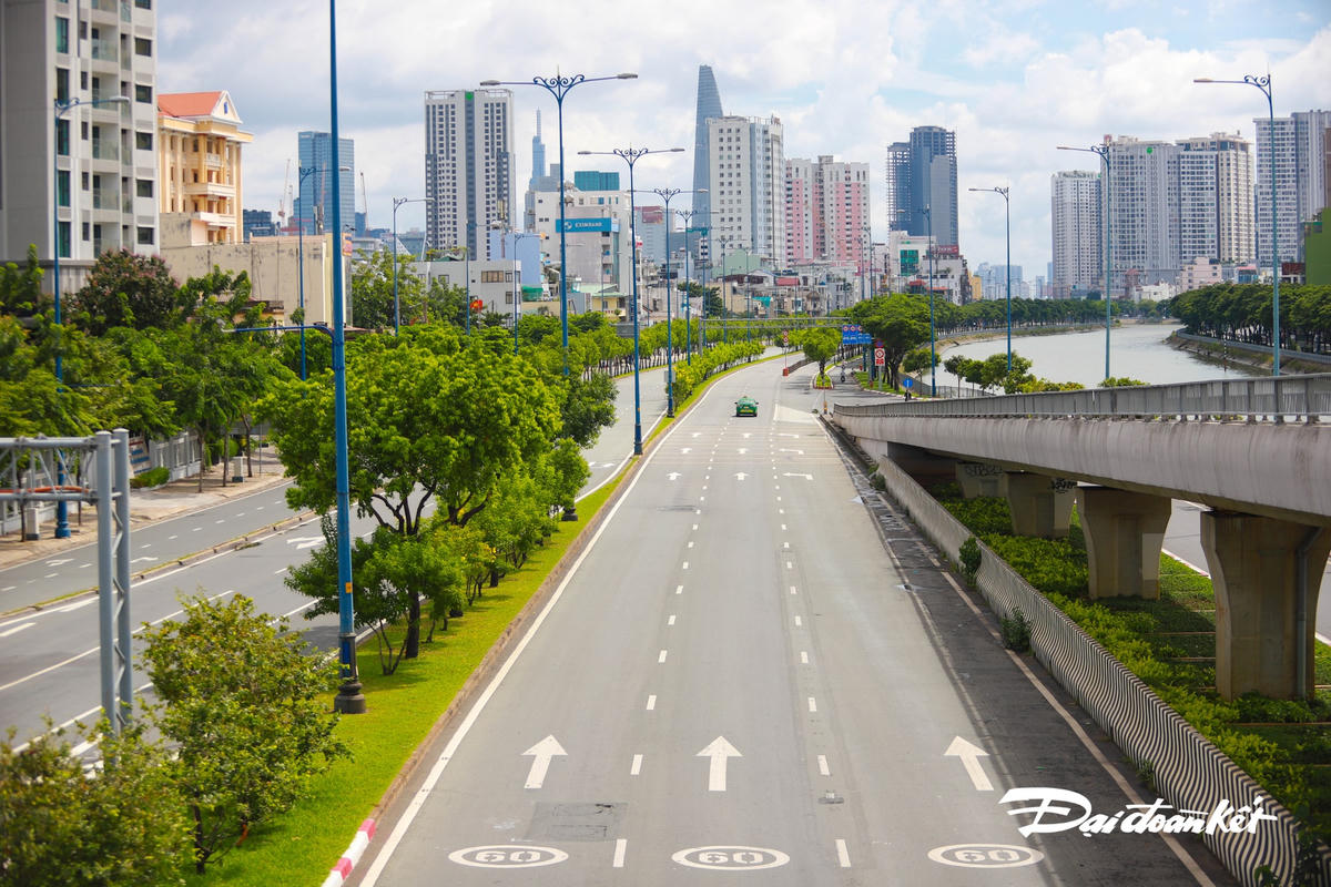 Sau 3 ngày siết chặt, đường Võ Văn Kiệt vẫn vắng lặng, ít phương tiện qua lại.
