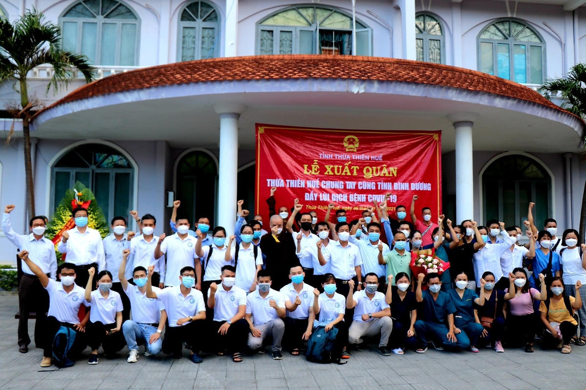 Đoàn cán bộ y tế Thừa Thiên - Huế chụp ảnh lưu niệm trước khi lên đường hỗ trợ Bình Dương chống dịch.